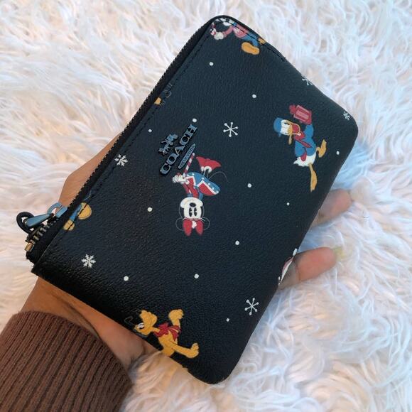 New 🎀 COACH  Disney Corner Zip Wristlet With Holiday Print - Picture 1 of 7
